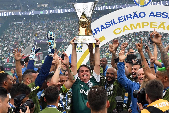 Jair Bolsonaro festeja junto a los jugadores de Palemiras la obtención del Brasileirão, el sábado, en el estadio Allianz Parque en San Pablo.  · Foto: Nelson Almeida