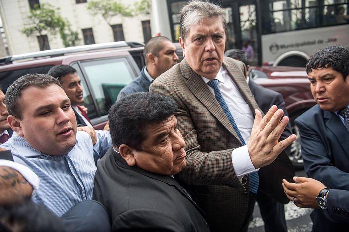 Alan García llega a la oficina del fiscal en Lima, el 15 de noviembre. · Foto: Ernesto Benavides
