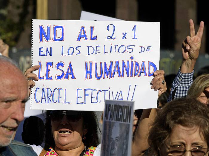 Manifestación contra el dos poe uno para delitos de lesa humanidad, en Plaza de Mayo, Buenos Aires. (archivo, mayo de 2017) · Foto: Juan Mabromata,  AFP