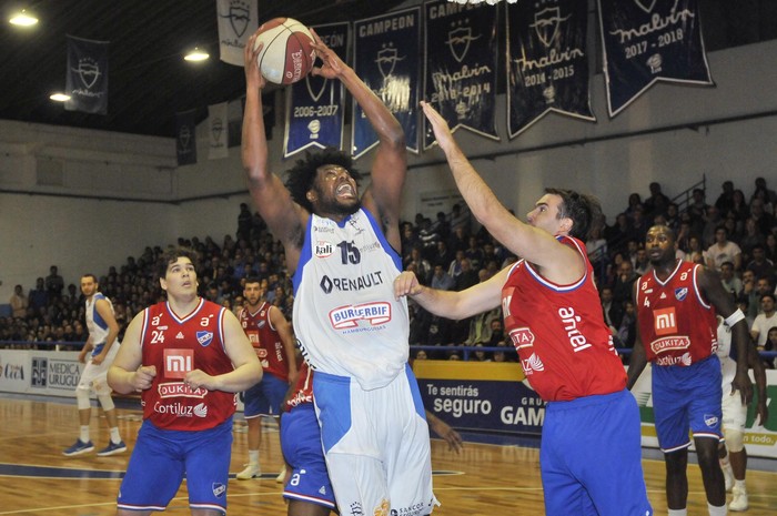 Hatila Passos de Malvín y Agustin Izuibejerez de Nacional en cancha de Malvín. (archivo, octubre de 2018) · Foto: Federico Gutiérrez