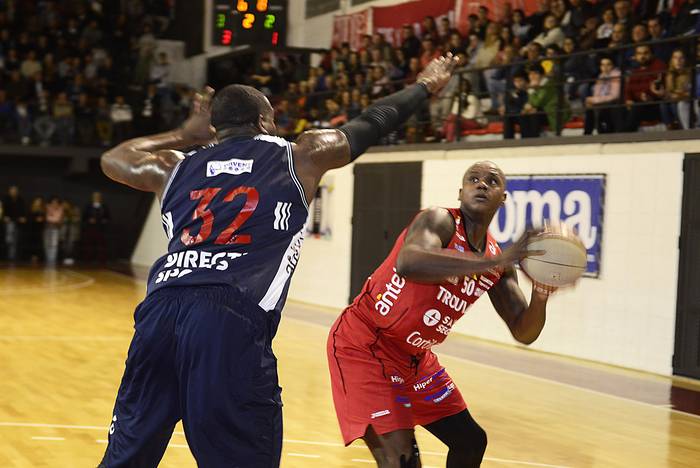 Anthony Johnson, de Defensor Sporting, y Paul Harrison de Trouville. (archivo, diciembre de 2018) · Foto:  Santiago Mazzarovich