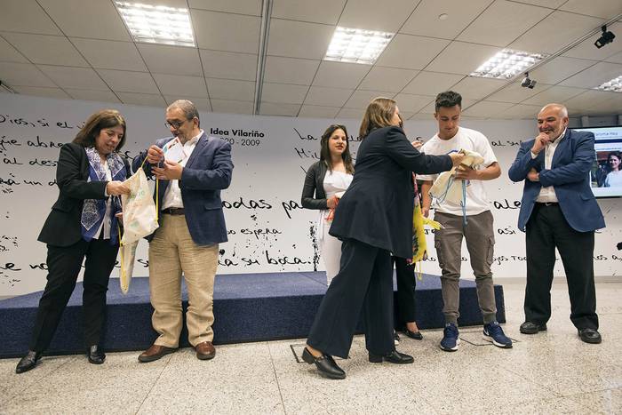 Estudiantes reciben el premio Inspira 2018 por parte de las autoridades de Secundaria.  · Foto: Federico Gutiérrez