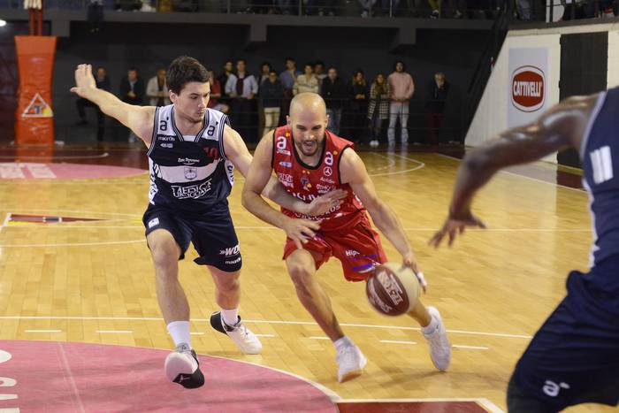 Andrés Dotti, de Defensor Sporting, y Marcos Marotta, de Trouville, en la cancha de Trouville. · Foto:  Santiago Mazzarovich