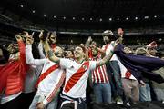 Hinchas de River Plate festejan traas salir campeones de la Copa Libertadores de América, ayer, en el estadio  Santiago Bernabéu.