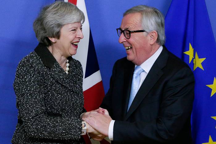 Theresa May y Jean-Claude Juncker previo a una reunión de negociación por el Brexit. · Foto: Aris Oikonomou