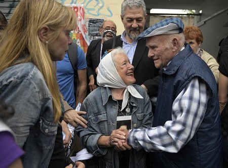 Nora Cortinas, presidenta de Madres de Plaza de Mayo Línea Fundadora, y Carlos Gareis, ex trabajador de Ford y ex preso político, ayer, en Buenos Aires. · Foto: Juan Mabromata Nora Cortinas, presidenta de Madres de Plaza de Mayo Línea Fundadora, y Carlos Gareis, ex trabajador de Ford y ex preso político, ayer, en Buenos Aires. · Foto: Juan Mabromata