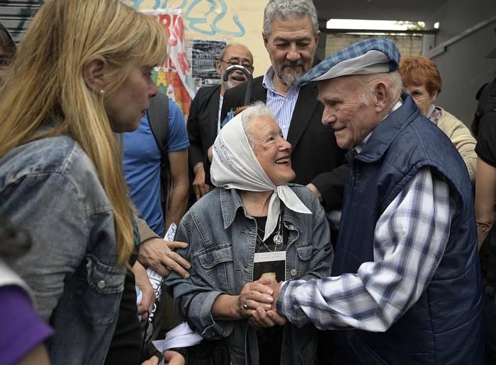 Nora Cortinas, presidenta de Madres de Plaza de Mayo Línea Fundadora, y Carlos Gareis, ex trabajador de Ford y ex preso político, ayer, en Buenos Aires.  · Foto: Juan Mabromata,  AFP