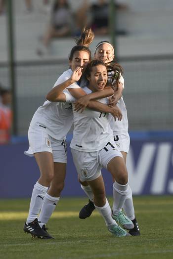 Esperanza Pizarro, de Uruguay, junto a Nikol Laurnaga y Valentina Morales, tras convertir ante Finlandia por el grupo A de la Copa Mundial Femenina sub 17 Uruguay 2018, el 20 de noviembre, en Maldonado. Esperanza Pizarro, de Uruguay, junto a Nikol Laurnaga y Valentina Morales, tras convertir ante Finlandia por el grupo A de la Copa Mundial Femenina sub 17 Uruguay 2018, el 20 de noviembre, en Maldonado.