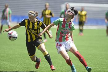 Stefany Suárez de Peñarol y Camila Santos de Colón, el sábado, en el Estadio Charrúa. Stefany Suárez de Peñarol y Camila Santos de Colón, el sábado, en el Estadio Charrúa.