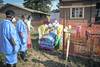 Desinfección de un ataúd de un enfermo de ébola no confirmado, en un centro de tratamiento del ébola, en Beni, el Congo. Foto: John Wessels, AFP (archivo, agosto de 2018). Desinfección de un ataúd de un enfermo de ébola no confirmado, en un centro de tratamiento del ébola, en Beni, el Congo. Foto: John Wessels, AFP (archivo, agosto de 2018).