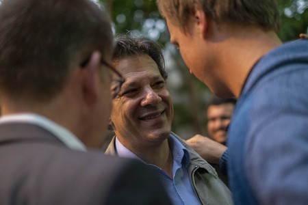 Fernando Haddad, ayer, al ingresar a la sede del PIT-CNT. · Foto: Pablo Vignali Fernando Haddad, ayer, al ingresar a la sede del PIT-CNT. · Foto: Pablo Vignali