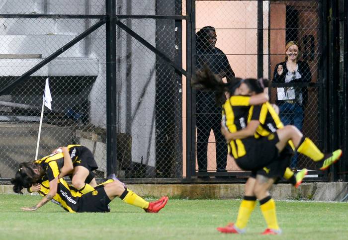 Jemina Riolfo festeja su gol a Colón, ayer, en la primera final del Campeonato Uruguayo.  · Foto:  Santiago Mazzarovich
