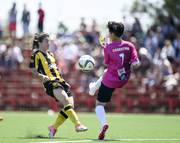 Lourdes Viana, de Peñarol y  Romina Chappe, de Colón, en la Final del Campeonato de Fútbol Femenino 2018 “Mujeres del Uruguay” de la Primera División A, en el Complejo Rentistas. 