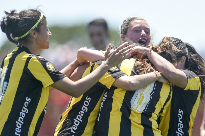 Jugadoras de Peñarol tras el segundo gol de Denise Dufau a Colón, en la Final del Campeonato de Fútbol Femenino 2018 “Mujeres del Uruguay” de la Primera División A, el domingo 16 de diciembre, en el Complejo Rentistas. / Foto: Fernando Morán. Jugadoras de Peñarol tras el segundo gol de Denise Dufau a Colón, en la Final del Campeonato de Fútbol Femenino 2018 “Mujeres del Uruguay” de la Primera División A, el domingo 16 de diciembre, en el Complejo Rentistas. / Foto: Fernando Morán.
