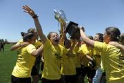 Las jugadoras de Peñarol tras la obtención del título de campeonas del fútbol uruguayo. 