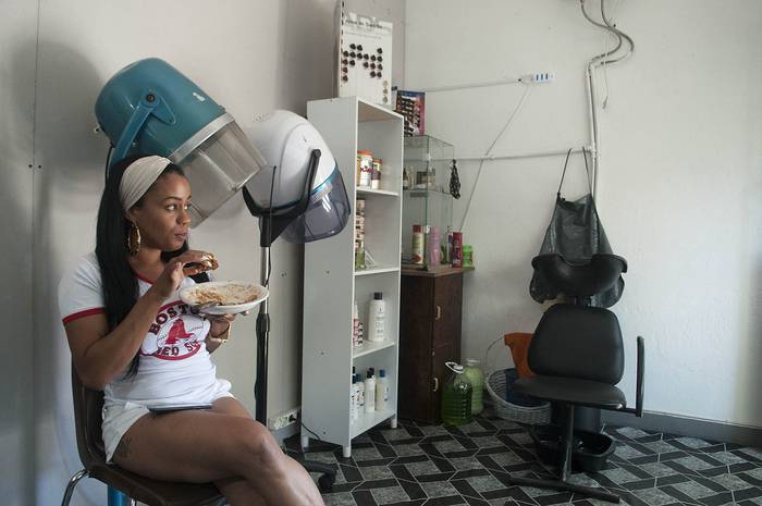 Alma, dominicana de 25 años, trabaja en el salón Mary, en la Aguada. (archivo, febrero de 2018)   · Foto: Manuela Aldabe