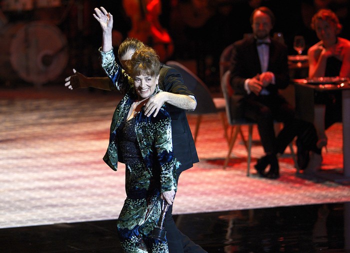 Carmen Maura luego de recibir el Premio Honorífico del Cine Europeo por el conjunto de su carrera, ayer, en el Teatro de la Maestranza, en Sevilla.  · Foto: Cristina Quicler