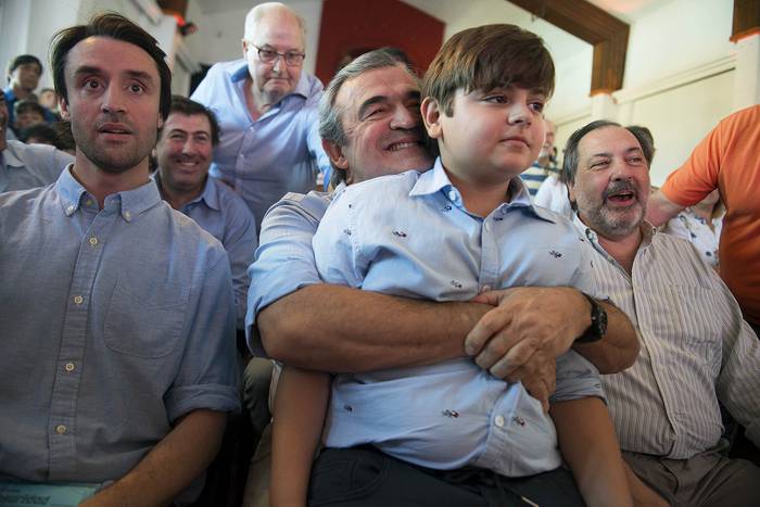 Jorge Larrañaga (c) junto a sus hijos Jorge y Juan, el sábado, durante un acto de “Vivir sin miedo” en Patio
Rambla.  · Foto:  Santiago Mazzarovich