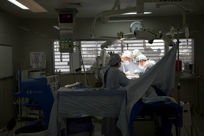 Intervención quirúrgica en el Hospital Maciel. (archivo, mayo de 2018) · Foto: Andrés Cuenca