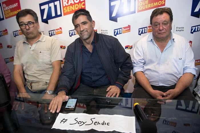 Carlos Alejandro, Raúl Sendic y Saúl Aristimuño, ayer, previo a un acto de la lista 711. · Foto:  Santiago Mazzarovich