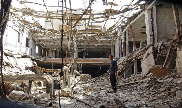 Fábrica dañada por bombardeos, ayer, en Hodeida, Yemen. 
 · Foto: Stringer