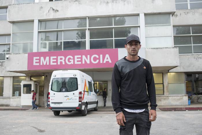 Marcos Álvarez, ayer, en la puerta de la emergencia del Hospital de Clínicas.  · Foto:  Santiago Mazzarovich