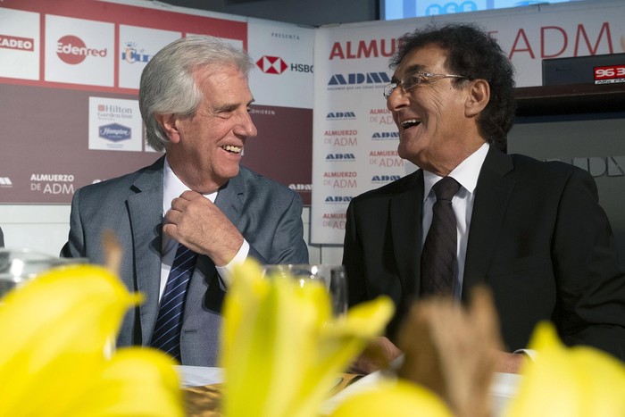 Tabaré Vázquez y Jorge Abuchalja en ADM. · Foto: Pablo Vignali