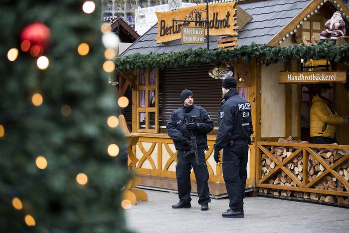 Patrullaje policial en el mercado navideño de Breitscheidplatz, ayer, en Berlín. , AFP · Foto: Odd Andersen
