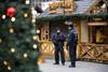 Patrullaje policial en el mercado navideño de Breitscheidplatz, ayer, en Berlín. , AFP Patrullaje policial en el mercado navideño de Breitscheidplatz, ayer, en Berlín. , AFP