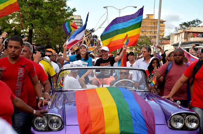 Mariela Castro (c), hija de Raúl Castro, en un desfile durante la celebración del día contra la homofobia
y la transfobia en La Habana (archivo, mayo de 2018) · Foto: Yamil Lage