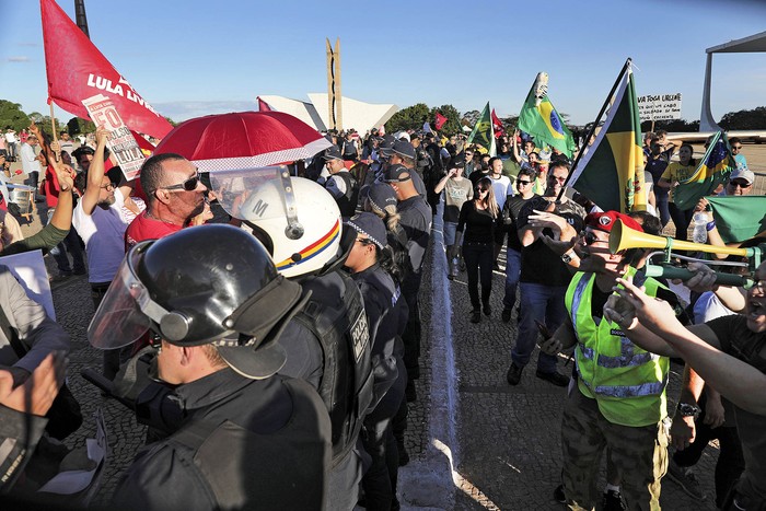 Manifestaciones a favor y en contra de la liberación de Luiz Inácio Lula da Silva, ayer, frente al Supremo Tribunal Federal de Brasil, en Brasilia.  · Foto: Sergio Lima