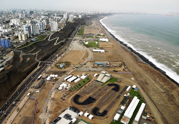 Costa Verde San Miguel, costa de Lima con la pista de ciclismo BMX, en primer plano. foto: Guillermo Arias, Lima 2019 

