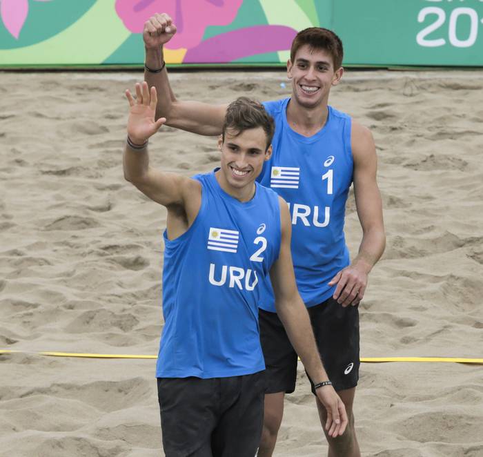 Marco Cairus Lucarelli y Mauricio Vieyto, la dupla uruguaya de beach volley, tras el juego ante Cuba. Foto: Paul Vallejos, Lima 2019
