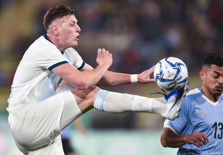Adolfo Gaich, de Argentina, y Emanuel Gularte, Uruguay, en el estadio San Marcos, en Lima. Foto: José Sotomayor, Lima 2019
Adolfo Gaich, de Argentina, y Emanuel Gularte, Uruguay, en el estadio San Marcos, en Lima. Foto: José Sotomayor, Lima 2019