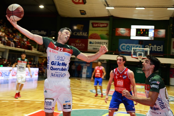 Federico Bavosi, de Aguada, Mateo Sarni, de Nacional, y Leandro Taboada, de Aguada, el viernes, en el gimnasio de Aguada.  · Foto:  Santiago Mazzarovich