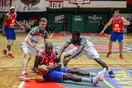 Federico Bavosi, de Aguada, Callistus Eziukwu, de Nacional y Dwayne Davis, de Aguada, durante el partido entre Aguada y Nacional, en la cancha de Aguada. · Foto: Santiago Mazzarovich Federico Bavosi, de Aguada, Callistus Eziukwu, de Nacional y Dwayne Davis, de Aguada, durante el partido entre Aguada y Nacional, en la cancha de Aguada. · Foto: Santiago Mazzarovich