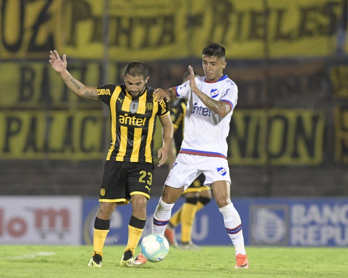 Walter Gargano, de Peñarol, y Kevin Ramírez, de Nacional, en el estadio Centenario. · Foto: Sandro Pereyra