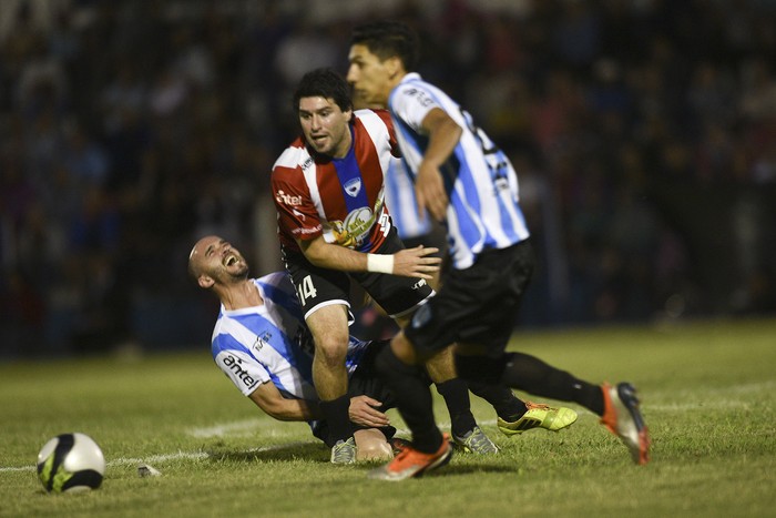 Gastón Ezequiel Villoldo, de Dolores, Ismael Ernesto Cano, de Fray Bentos, y Lucas Ezequiel Medina, de Fray Bentos, en el estadio Juan Antonio Lavalleja, en Dolores.  · Foto: Fernando Morán