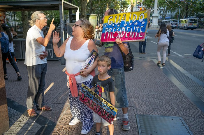 Plaza Cagancha, previo al acto del PIT-CNT, en apoyo a Nicolás Maduro. · Foto: Pablo Vignali