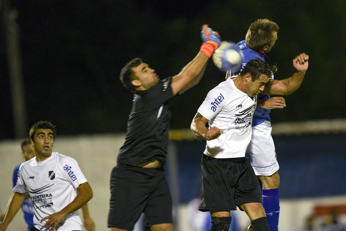 Rodrigo Gabriel Leivas, golero de Vergara, Diego Martín Pereira, capitán de Vergara y Óscar Andrés Berrueta, de Lavalleja, en el juego de Ida de las semifinales del Regional Este de la 16a Copa Nacional de Selecciones de OFI, en el estadio Juan Antonio Lavalleja, en Minas.  · Foto: Fernando Morán