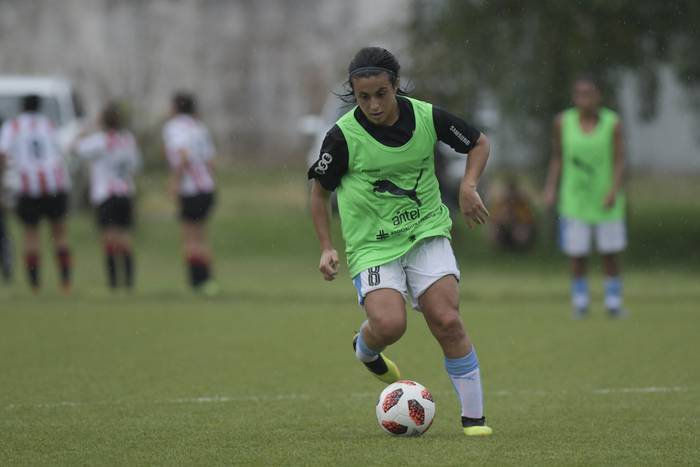 Ximena Velazco, durante un entrenamiento de la selección uruguaya, en el Complejo Uruguay Celeste (archivo, febrero de 2019). · Foto: Sandro Pereyra