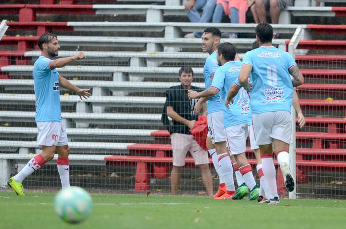 José Neris (C), celebra el primer gol de River en el Parque Saroldi. · Foto: Pablo Vignali
