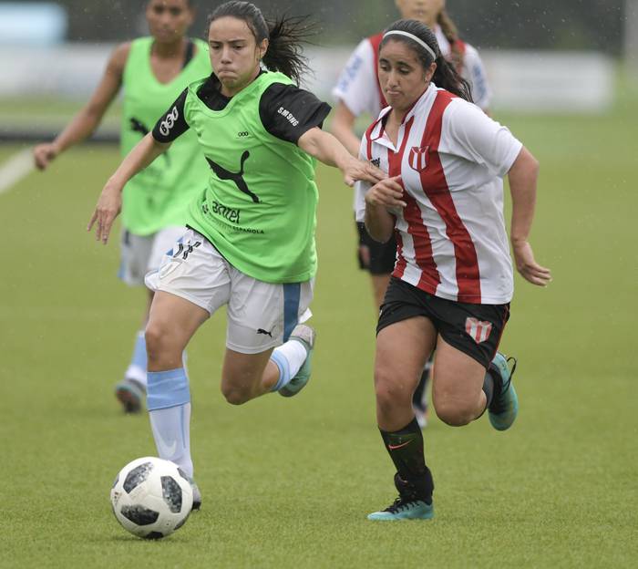 Esperanza Pizarro de la selección mayor femenina de Uruguay, durante un partido de entrenamiento ante River Plate, en el Complejo Uruguay Celeste (archivo, febrero de 2019). · Foto: Sandro Pereyra
