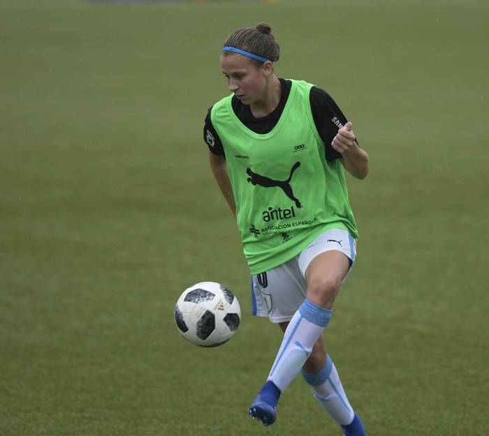 Antonella Ferradans, durante un entrenamiento, en el Complejo Uruguay Celeste. (archivo, febrero de 2019) · Foto: Sandro Pereyra