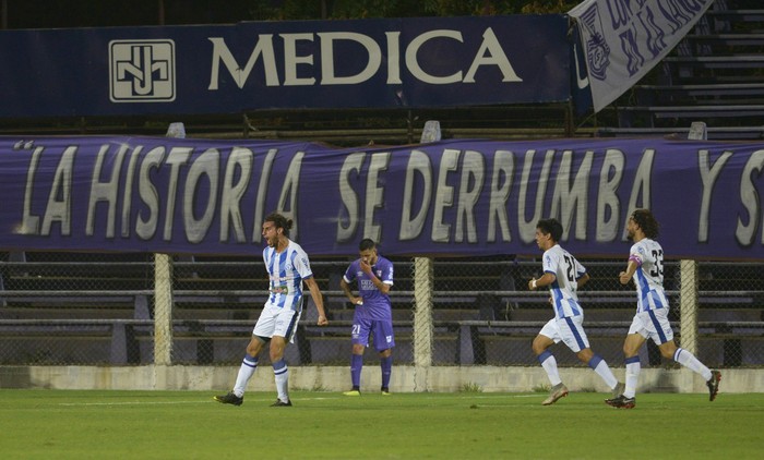Sebastián Sosa, de Cerro Largo, luego de anotar el segundo gol de su equipo ante Defensor Sporting, en el estadio Luis Franzini. · Foto: Andrés Cuenca Sebastián Sosa, de Cerro Largo, luego de anotar el segundo gol de su equipo ante Defensor Sporting, en el estadio Luis Franzini. · Foto: Andrés Cuenca