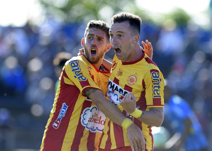 Danilo Asconeguy, y Alexander Rosso, de Progreso, tras el segundo gol de Progreso, convertido por Rosso de penal. · Foto: Sandro Pereyra