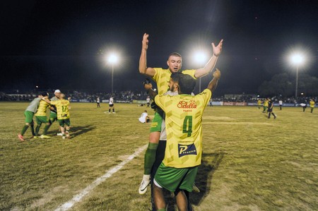 Santiago Nahuel Barboza, Ignacio Martín Veleda, golero y Michael Gabriel Asarsen, de Canelones del Este, tras la victoria en la final de la Confederación del Este de la decimosexta Copa Nacional de Selecciones de OFI, en el Parque Ventura Ramiro Robaina , en Vergara. · Foto: Fernando Morán Santiago Nahuel Barboza, Ignacio Martín Veleda, golero y Michael Gabriel Asarsen, de Canelones del Este, tras la victoria en la final de la Confederación del Este de la decimosexta Copa Nacional de Selecciones de OFI, en el Parque Ventura Ramiro Robaina , en Vergara. · Foto: Fernando Morán