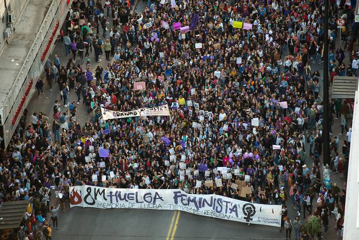 Movilización en Montevideo por el Día Internacional de la Mujer Trabajadora (archivo, marzo de 2019). · Foto: Santiago Mazzarovich, adhocfotos