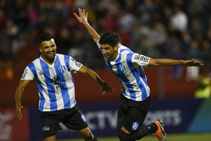 Marcelo Alejandro Ramírez, de Fray Bentos, (c), Luis Eduardo Villalba, de Fray Bentos, tras el primer gol convertido por Ramírez, en la ida de los Cuartos de Final de la 16a Copa Nacional de Selecciones de OFI. · Foto: Fernando Morán Marcelo Alejandro Ramírez, de Fray Bentos, (c), Luis Eduardo Villalba, de Fray Bentos, tras el primer gol convertido por Ramírez, en la ida de los Cuartos de Final de la 16a Copa Nacional de Selecciones de OFI. · Foto: Fernando Morán