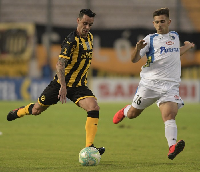 Fabian Estoyanoff, de Peñarol, y Nicolas Acevedo, de Liverpool, durante campeonato Apertura, en el estadio Campeón del Siglo. (archivo, marzo de 2019) · Foto: Sandro Pereyra